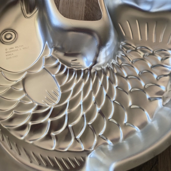 VINTAGE 1984 Wilton Big Fish Koi Cake Pan #2105-2763 - Aluminium Bakeware - Picture 3 of 4